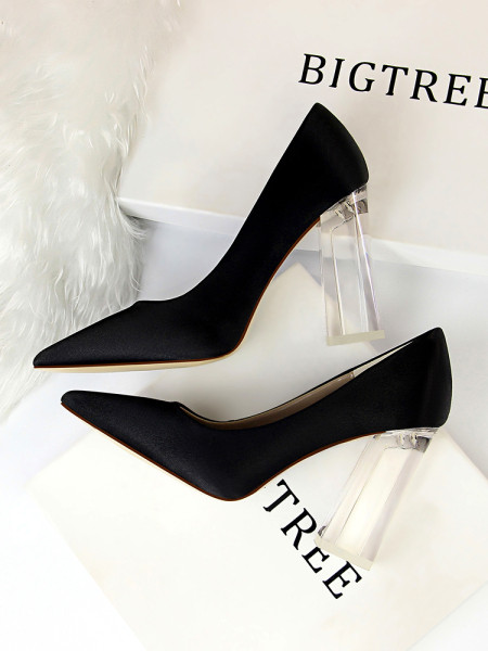 Novi model ženskih cipela sa prozirnom petom u više boja