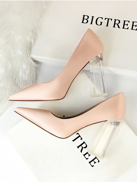 Novi model ženskih cipela sa prozirnom petom u više boja