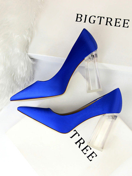 Novi model ženskih cipela sa prozirnom petom u više boja