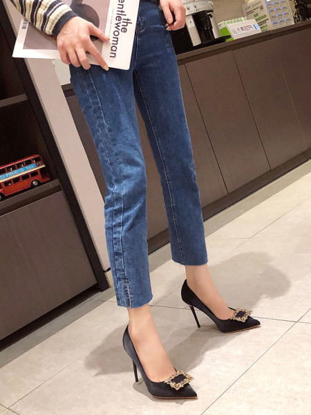 Modernūs moteriški batai su sagtimi ir kulnu 10,5 cm