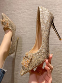 Sjajne ženske cipele s kopčom i visokom petom