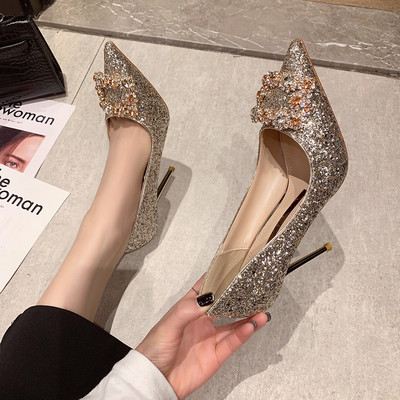 Sjajne ženske cipele s kopčom i visokom petom