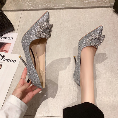 Sjajne ženske cipele s kopčom i visokom petom