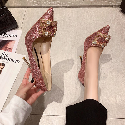 Sjajne ženske cipele s kopčom i visokom petom