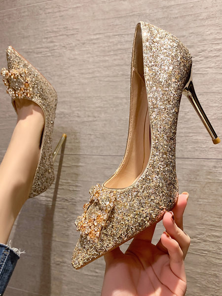Sjajne ženske cipele s kopčom i visokom petom