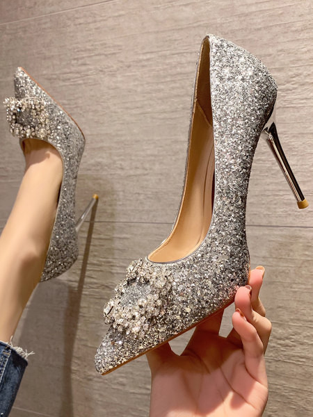 Sjajne ženske cipele s kopčom i visokom petom