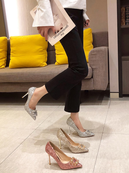 Sjajne ženske cipele s kopčom i visokom petom