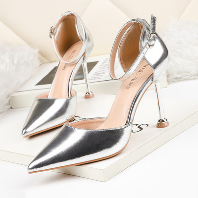 Moderne ženske cipele na špic s visokom petom i kopčom