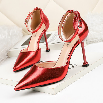 Moderne ženske cipele na špic s visokom petom i kopčom