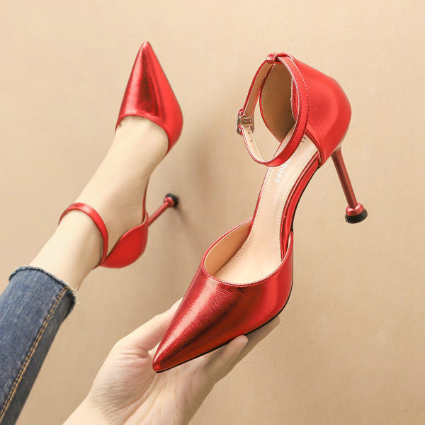 Moderne ženske cipele na špic s visokom petom i kopčom