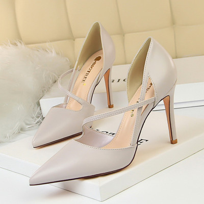 Modernūs moteriški batai iš dirbtinės odos plonais kulnais