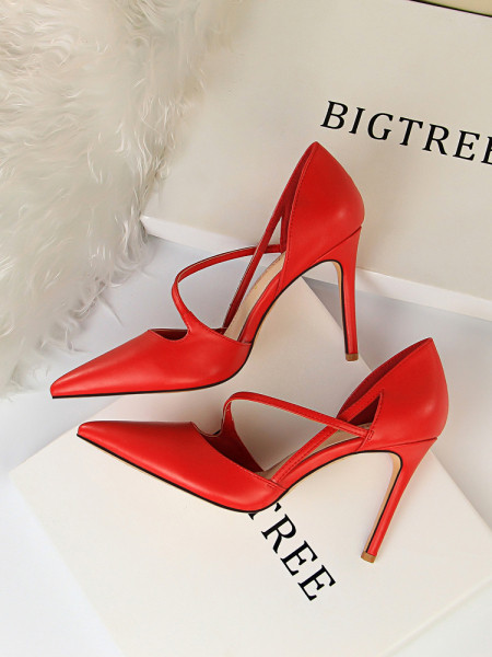 Modernūs moteriški batai iš dirbtinės odos plonais kulnais