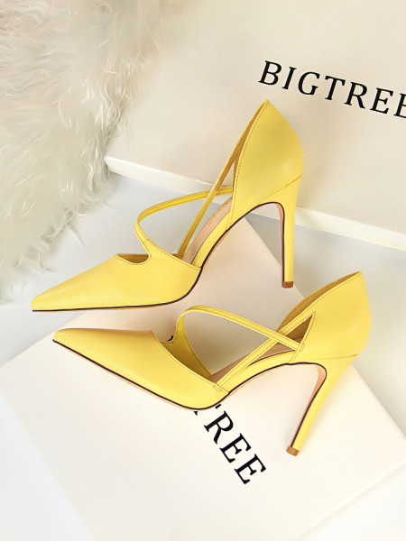 Modernūs moteriški batai iš dirbtinės odos plonais kulnais