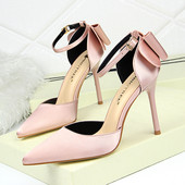 Ženske satenske sandale s remenom, visokom petom i trakom