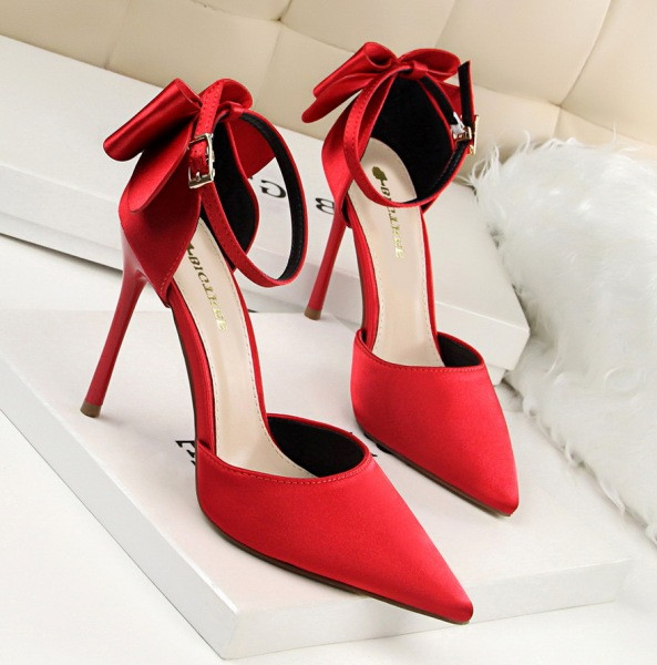 Ženske satenske sandale s remenom, visokom petom i trakom