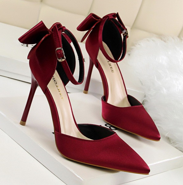 Ženske satenske sandale s remenom, visokom petom i trakom