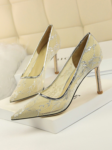 Ležerne ženske cipele na tanku petu - model na špic u crnoj i bež boji