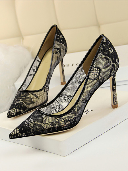 Ležerne ženske cipele na tanku petu - model na špic u crnoj i bež boji