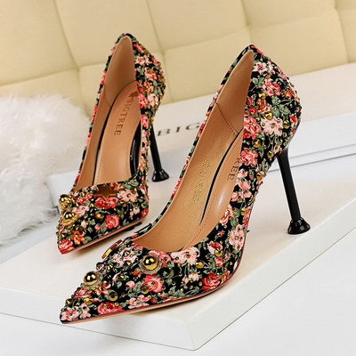 Moderne ženske cipele na visoku petu s metalnim ukrasom