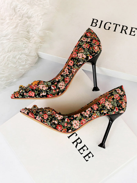 Moderne ženske cipele na visoku petu s metalnim ukrasom