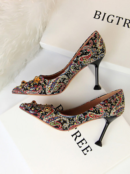 Moderne ženske cipele na visoku petu s metalnim ukrasom