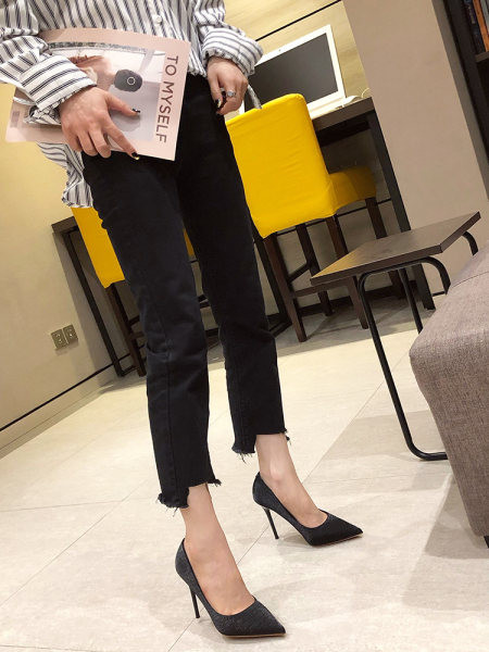 Elegantne ženske cipele s tankom petom od 10 cm