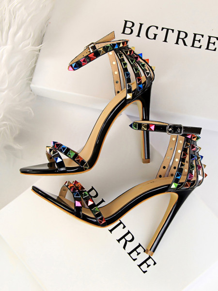 Ženske ležerne sandale s visokom petom i kamenčićima u boji