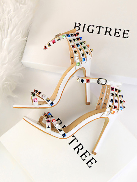 Ženske ležerne sandale s visokom petom i kamenčićima u boji