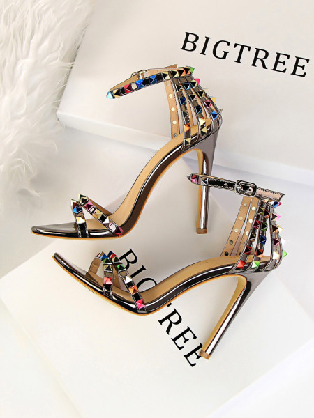 Ženske ležerne sandale s visokom petom i kamenčićima u boji