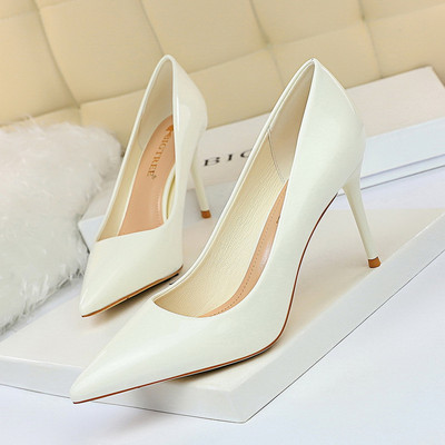 Običan model ženskih cipela na tanku petu u više boja