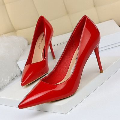 Običan model ženskih cipela na tanku petu u više boja