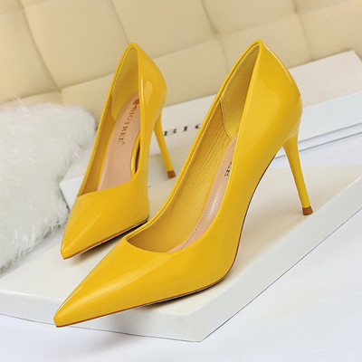 Običan model ženskih cipela na tanku petu u više boja