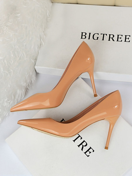 Običan model ženskih cipela na tanku petu u više boja