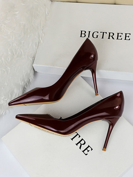 Običan model ženskih cipela na tanku petu u više boja