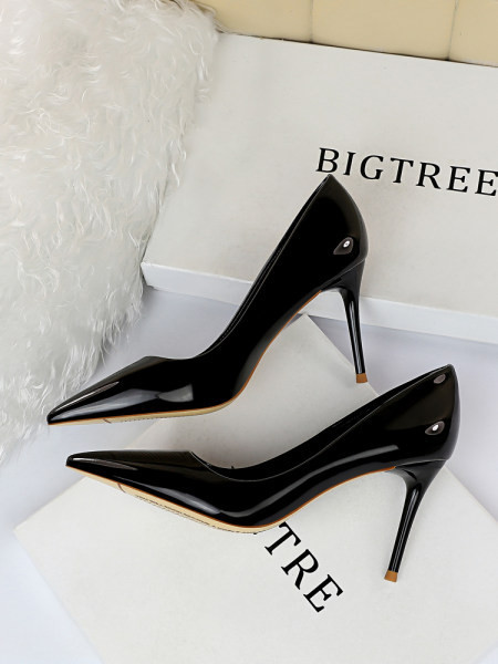 Običan model ženskih cipela na tanku petu u više boja