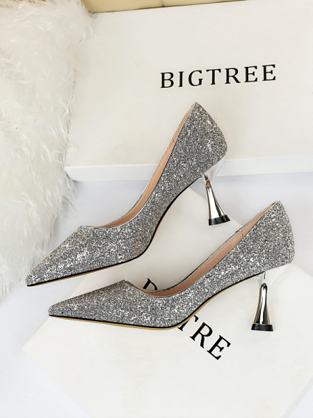 Elegantne ženske cipele sa sjajnim efektom - model na špic u više boja