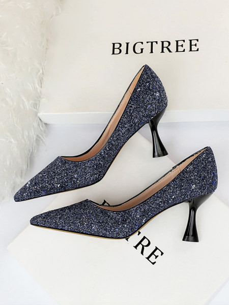 Elegantne ženske cipele sa sjajnim efektom - model na špic u više boja