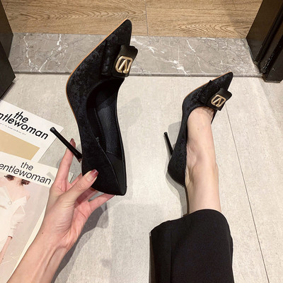 Elegantne ženske cipele sa metalnim elementom i visokom petom od 10 cm