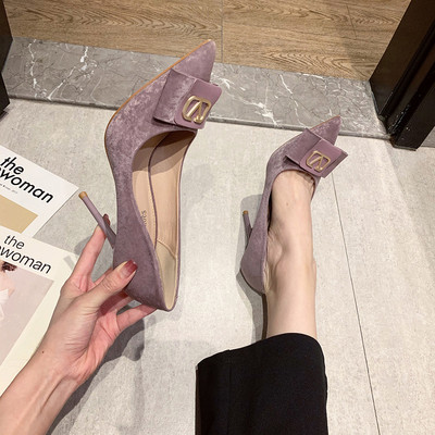 Elegantne ženske cipele sa metalnim elementom i visokom petom od 10 cm