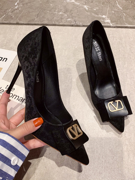 Elegantne ženske cipele sa metalnim elementom i visokom petom od 10 cm