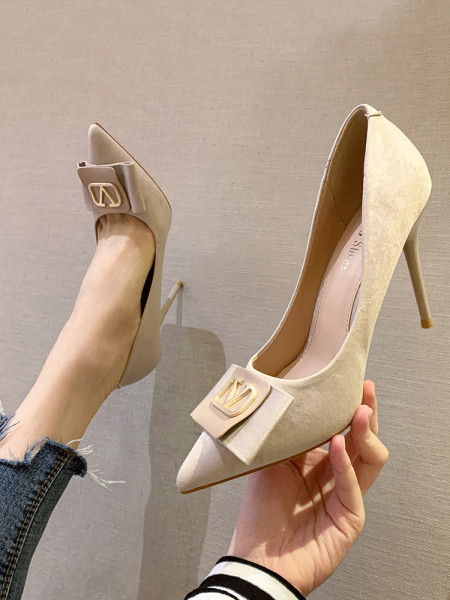 Elegantne ženske cipele sa metalnim elementom i visokom petom od 10 cm