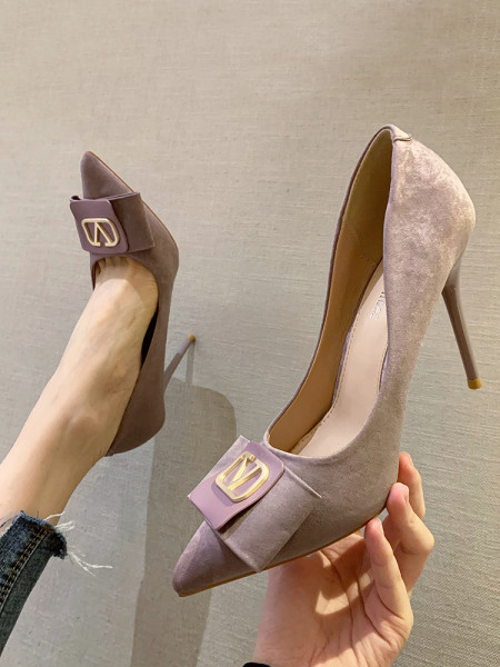 Elegantne ženske cipele sa metalnim elementom i visokom petom od 10 cm