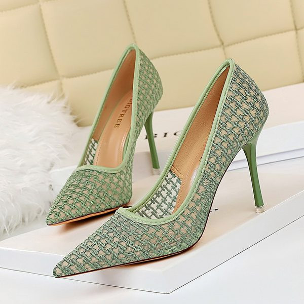 Mrežaste cipele na špic s visokom petom