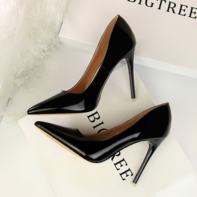 Moteriški laisvalaikio batai su aukštakulniais - skirtingų spalvų smailaus modelio