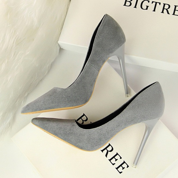 Moteriški laisvalaikio batai su aukštakulniais - skirtingų spalvų smailaus modelio