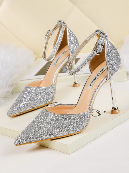 Ženske sjajne cipele s remenom i visokom petom