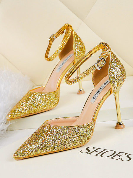 Ženske sjajne cipele s remenom i visokom petom