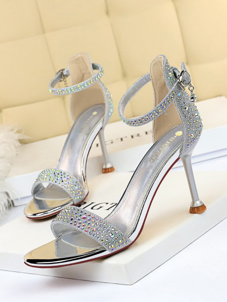 Moteriškos basutės progai su puošmenomis