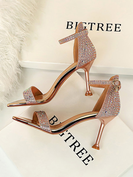 Moteriškos basutės progai su puošmenomis