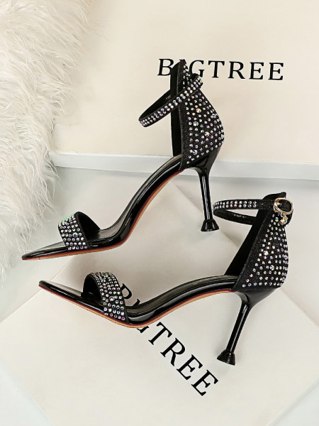 Moteriškos basutės progai su puošmenomis